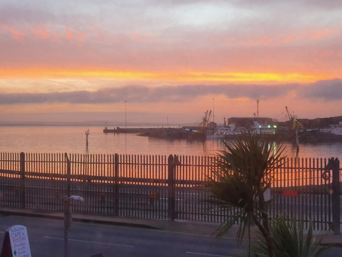 The Hut Wales - A Sea Front Inn Holyhead Exterior foto