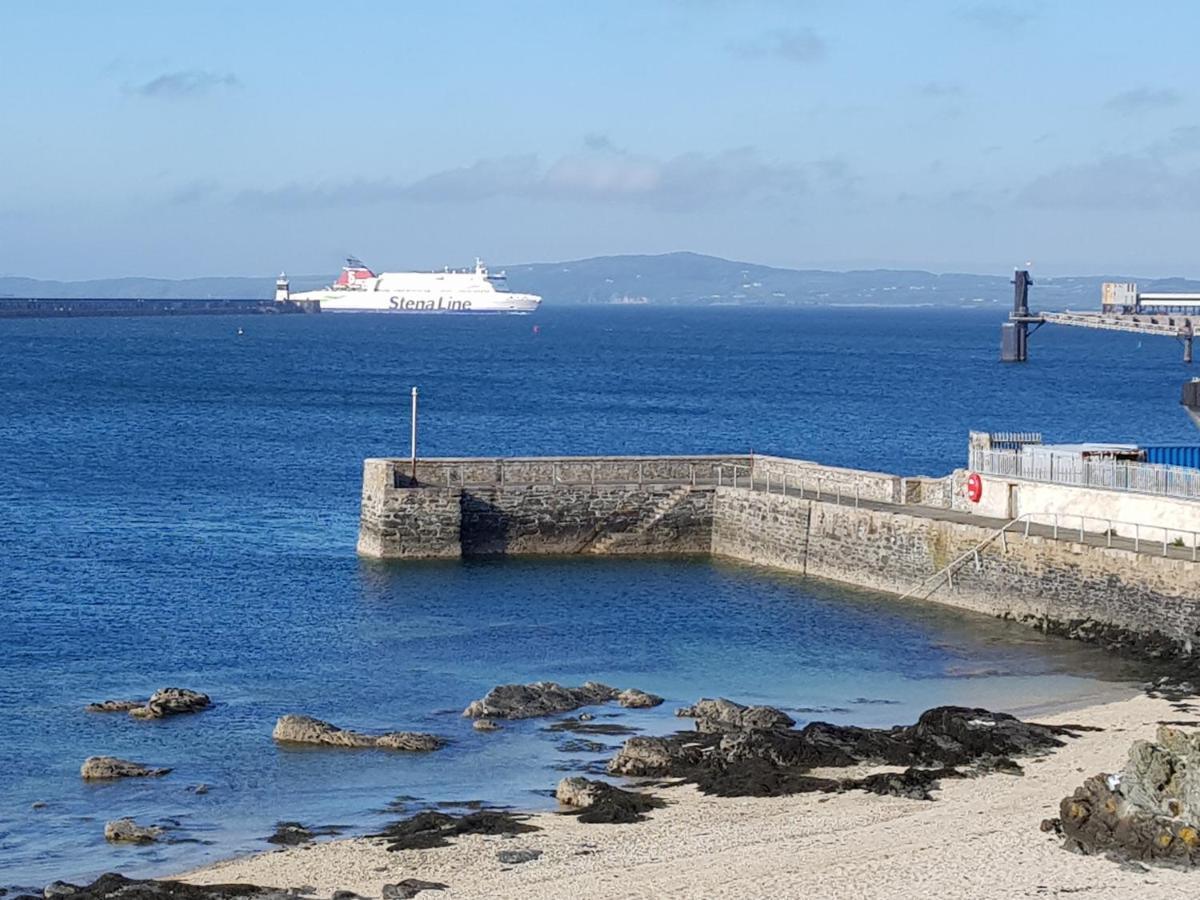 The Hut Wales - A Sea Front Inn Holyhead Exterior foto