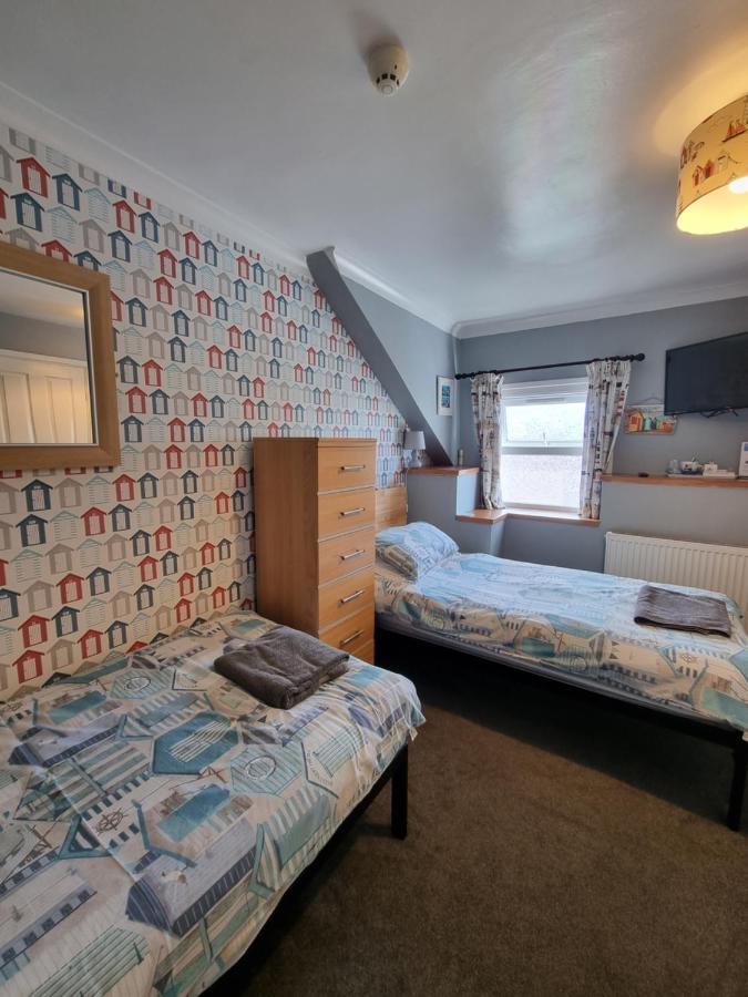 The Hut Wales - A Sea Front Inn Holyhead Exterior foto